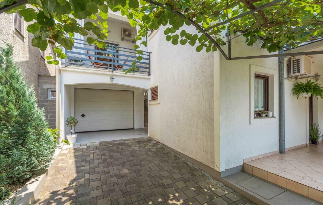Apartment Green With Balcony Nova Vas  Bagian luar foto